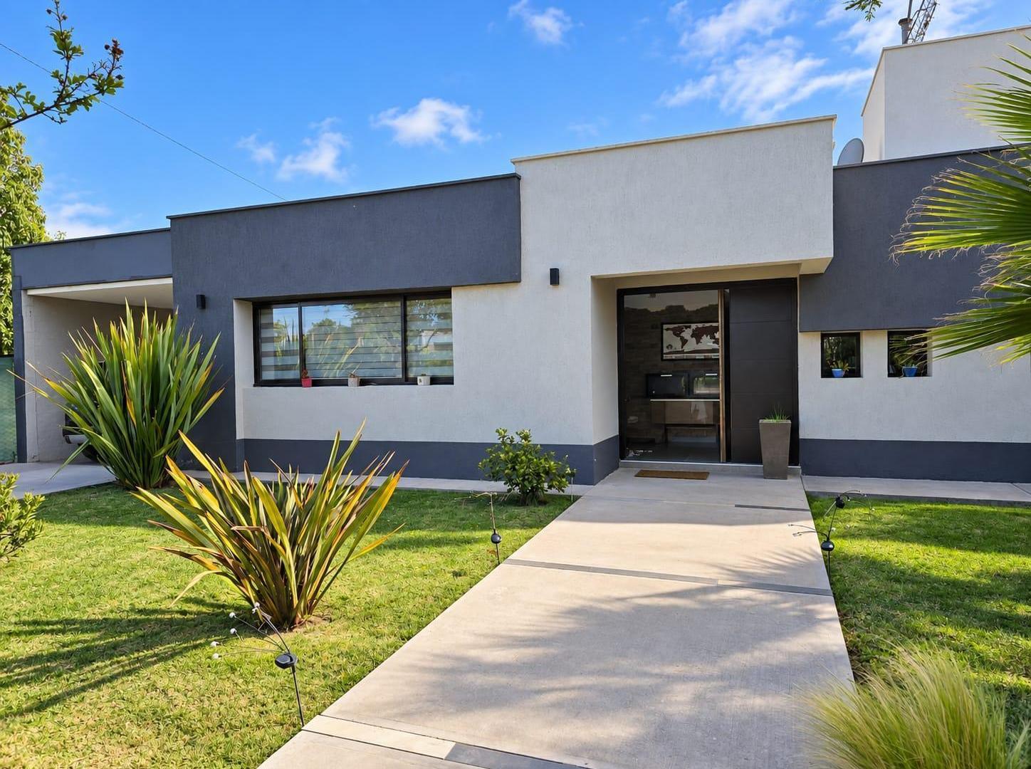 Foto de Espectacular Casa en Venta en Barrio Terruños de Araoz I, cochera, imagen 1