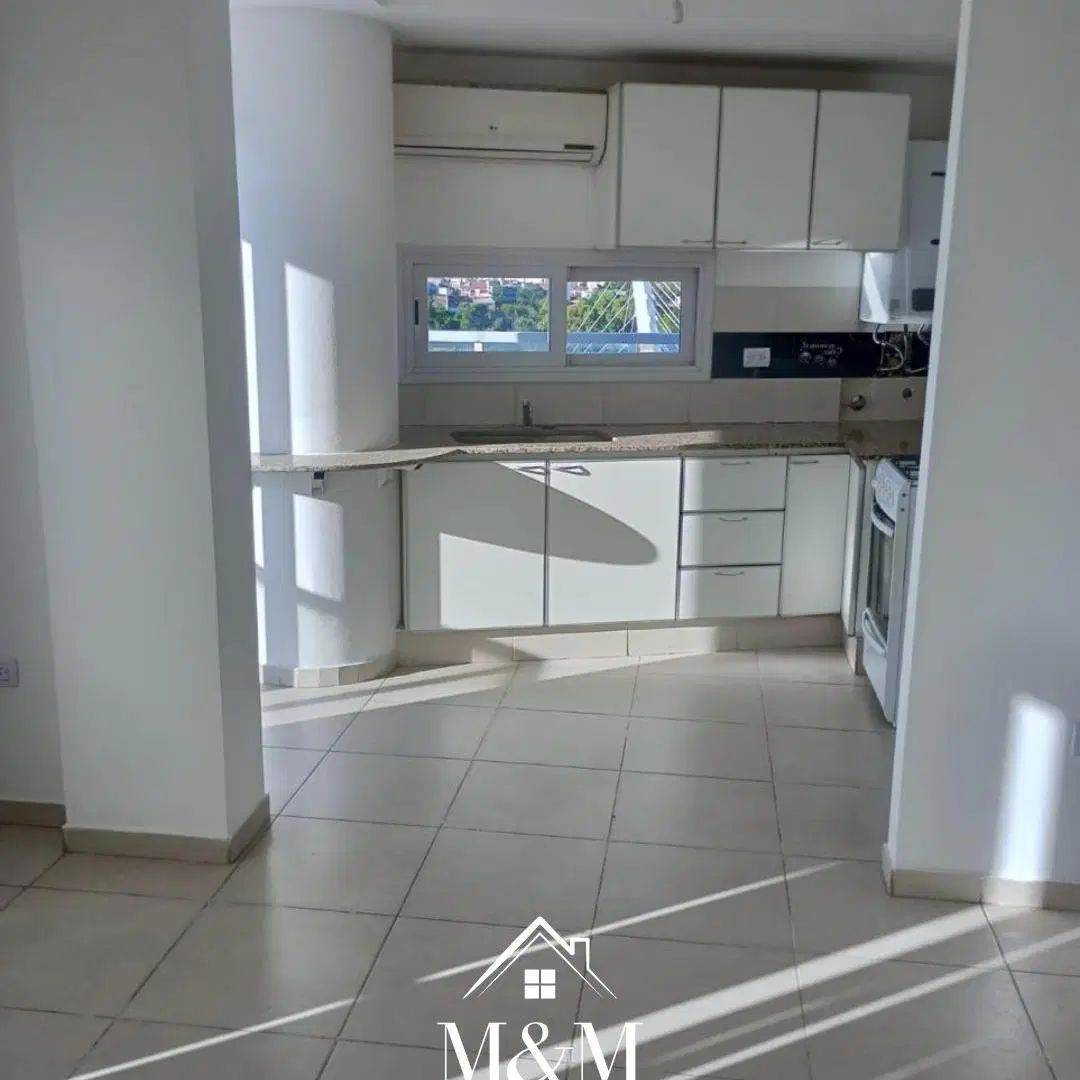 EXCELENTE SEMIPISO EN ALQUILER B° CENTRO 3DORM.C/BALCON 1