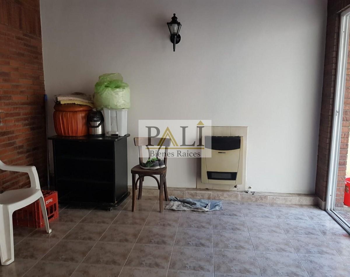 Oportunidad Se Vende Amplia Casa con Dos Locales en Sourigues 4