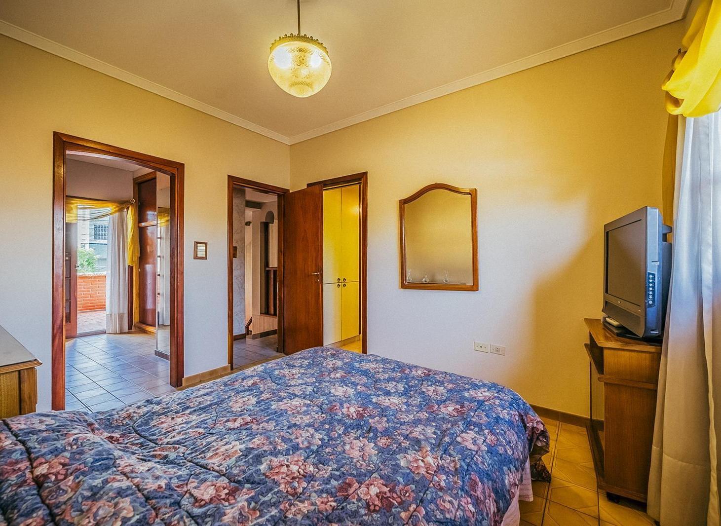 Foto de Casa en Lanus Oeste Centro en venta 4 ambientes, cochera y quincho APTA, imagen 3