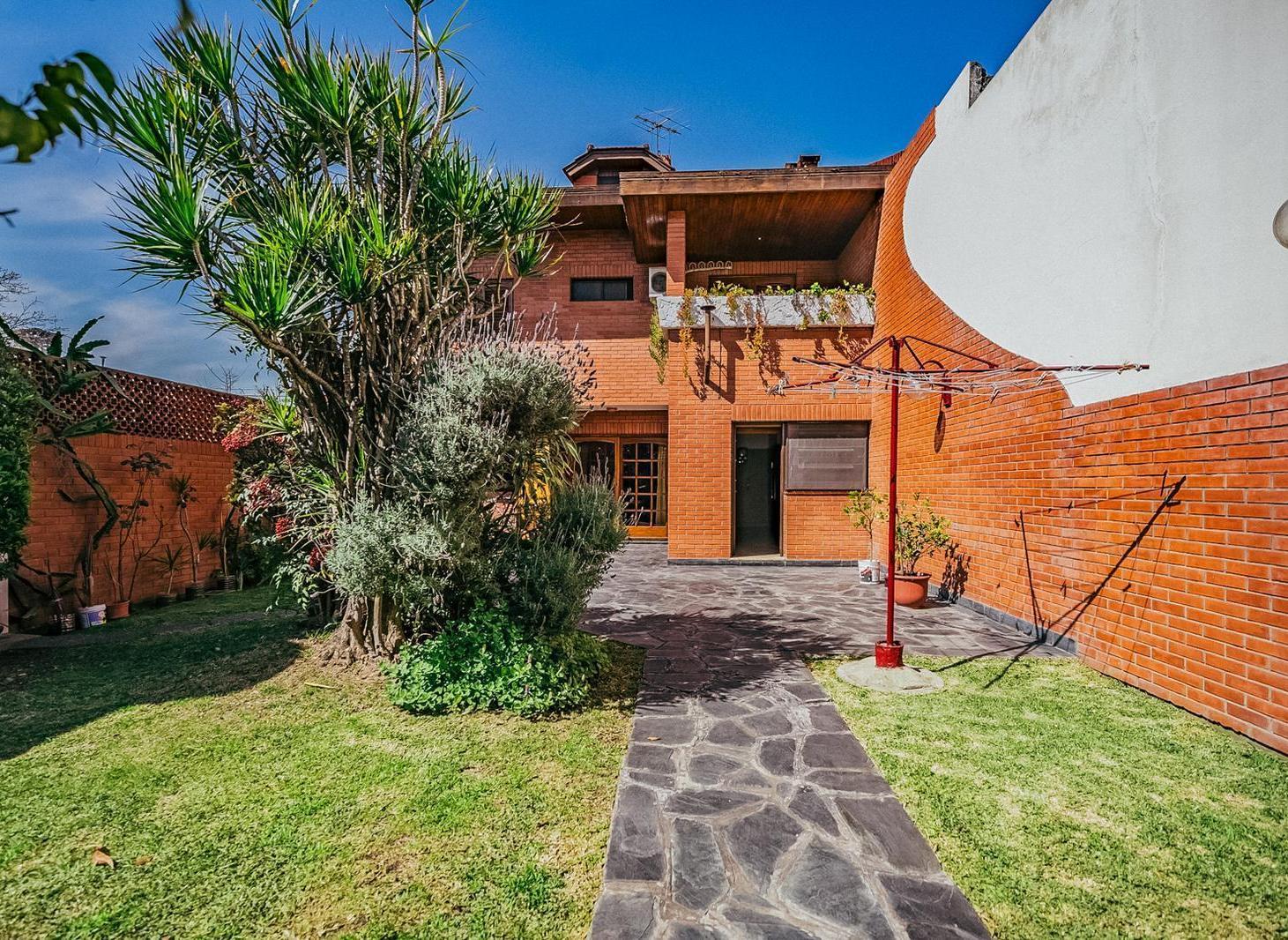 Foto de Casa en Lanus Oeste Centro en venta 4 ambientes, cochera y quincho APTA, imagen 1