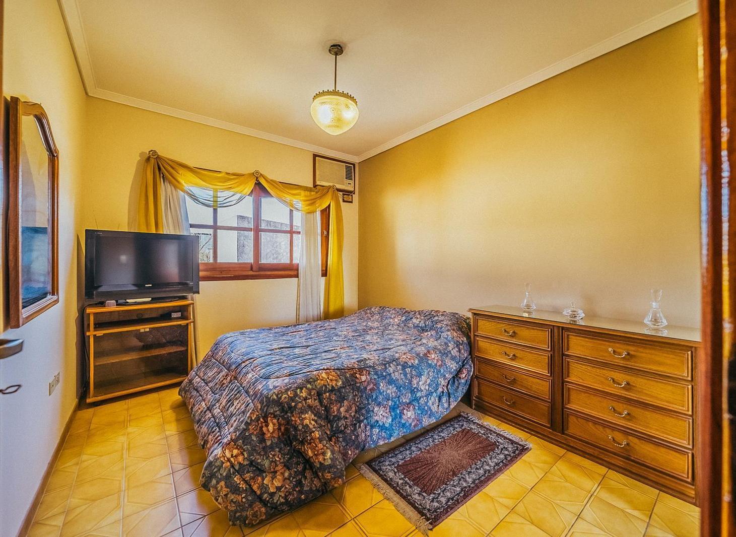 Foto de Casa en Lanus Oeste Centro en venta 4 ambientes, cochera y quincho APTA, imagen 2