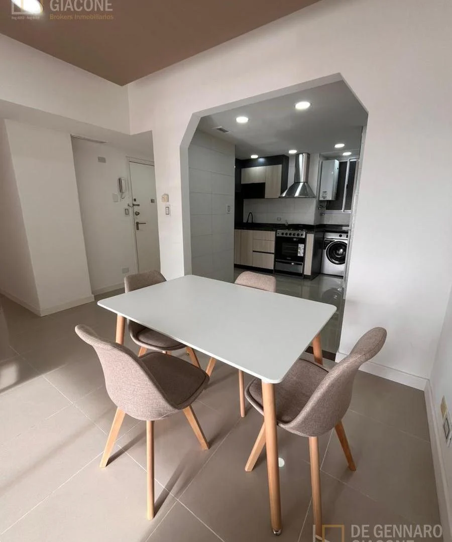 Departamento - TRES AMBIENTES A LA CALLE CON BALCÓN Y VISTA AL MAR