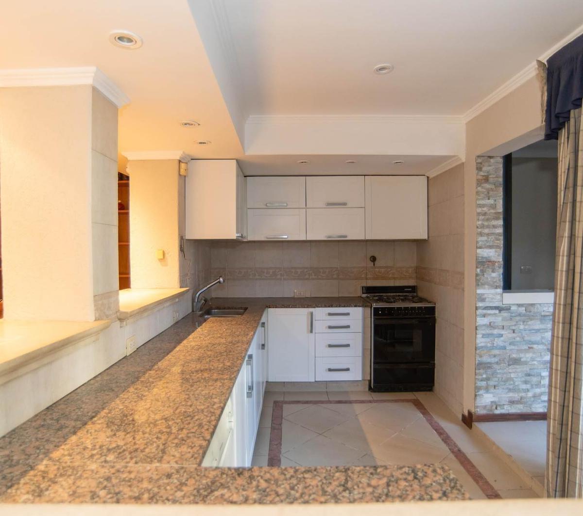 Casa de 4 Dorm. en Venta en La Plata 2