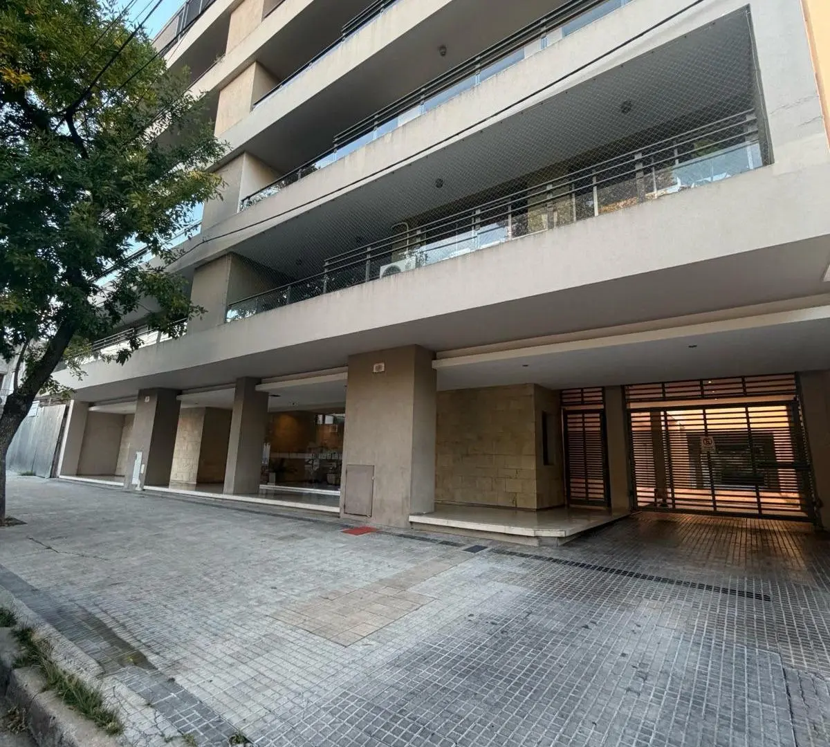 Departamento de categoría de 3 dormitorios en venta en Zona Norte 2