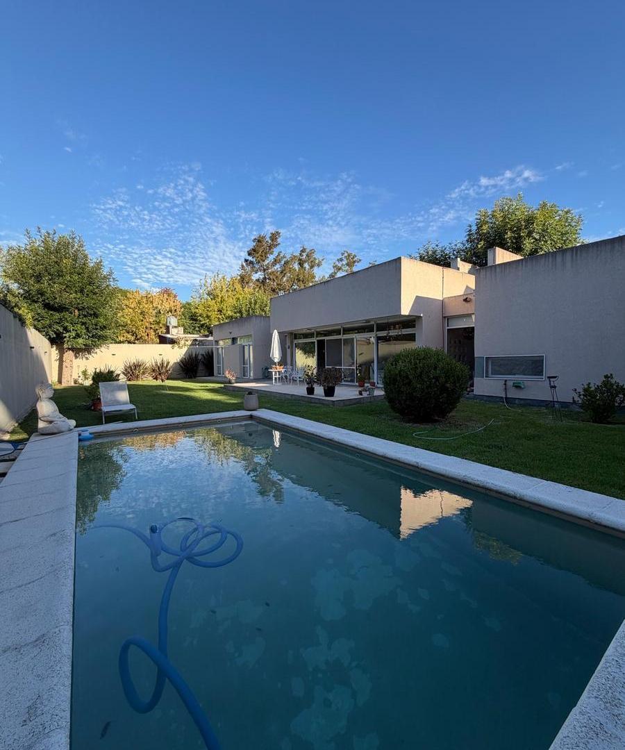 Foto de Casa de 3 dormitorios + escritorio en Gonnet entre caminos en venta., imagen 2