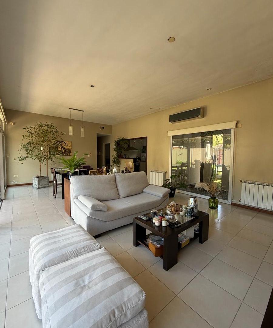 Foto de Casa de 3 dormitorios + escritorio en Gonnet entre caminos en venta., imagen 1