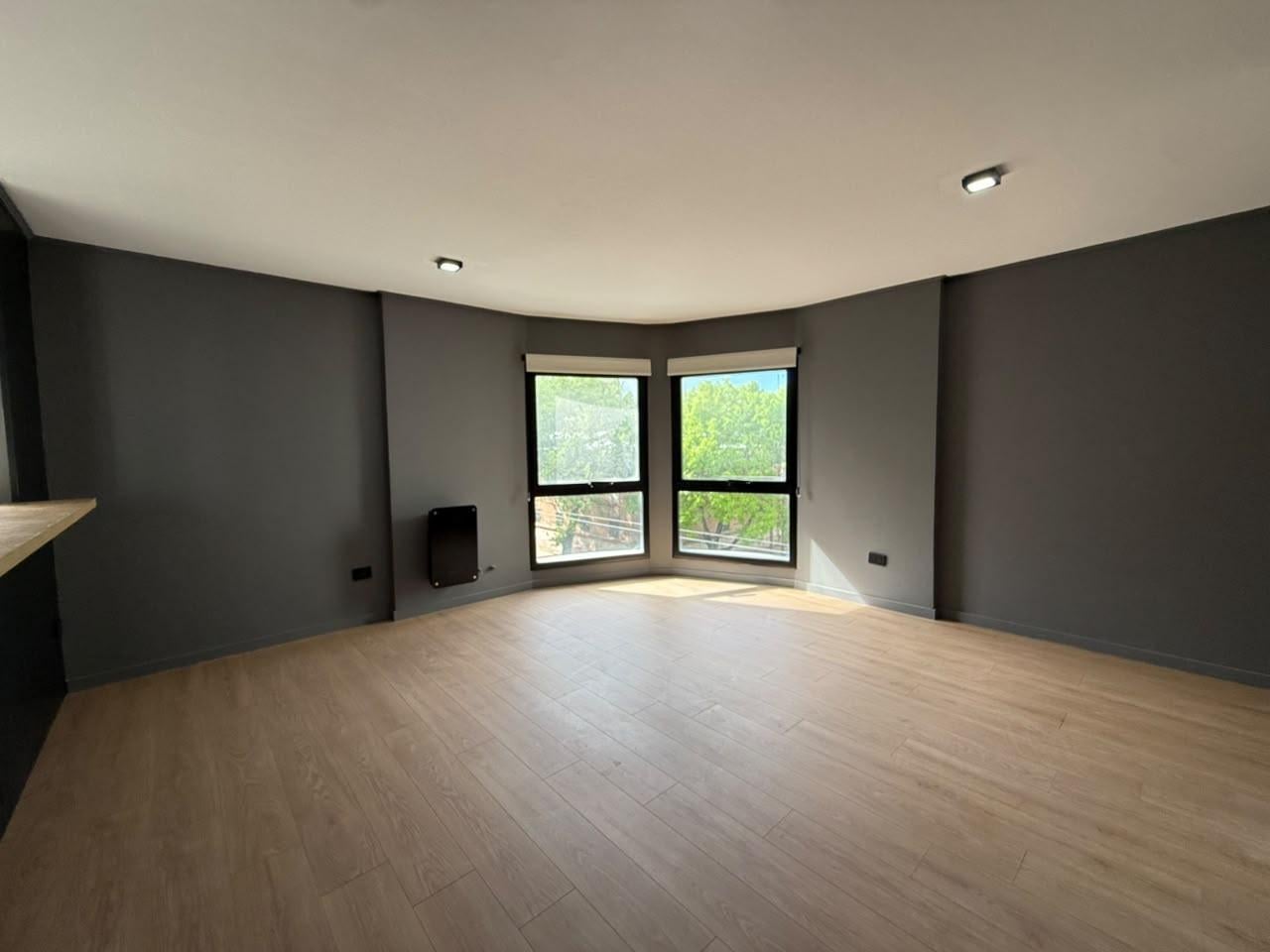 Foto de Departamento semipiso de un dormitorio en venta en La Plata, imagen 3