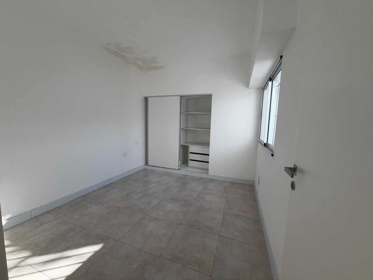 Foto de PH de un dormitorio en venta en Los Hornos, imagen 3