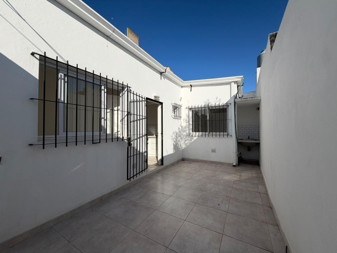 Foto de PH de un dormitorio en venta en Los Hornos, imagen 2