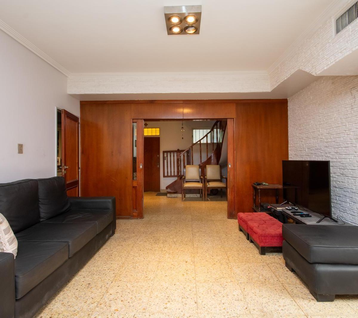 Imponente Casa en Esquina Sobre Lote Propio 2