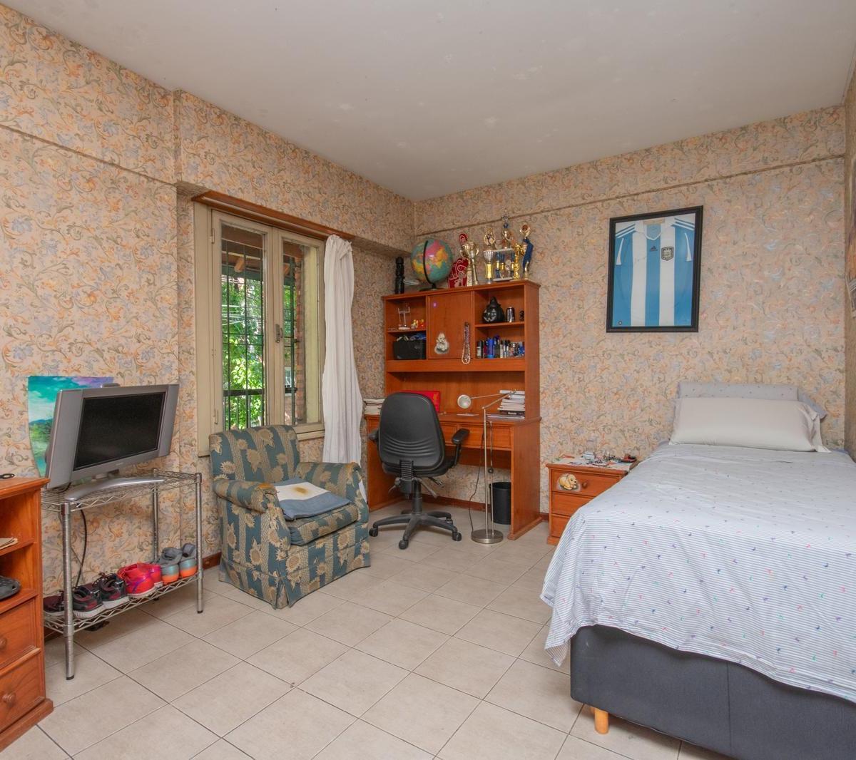 Imponente Casa en Esquina Sobre Lote Propio 5