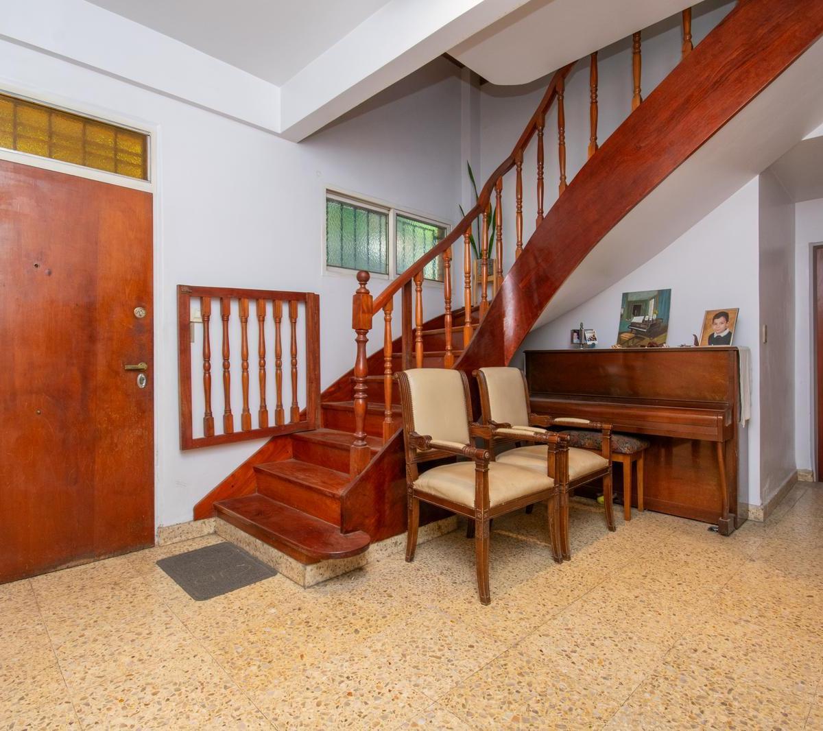 Imponente Casa en Esquina Sobre Lote Propio 1