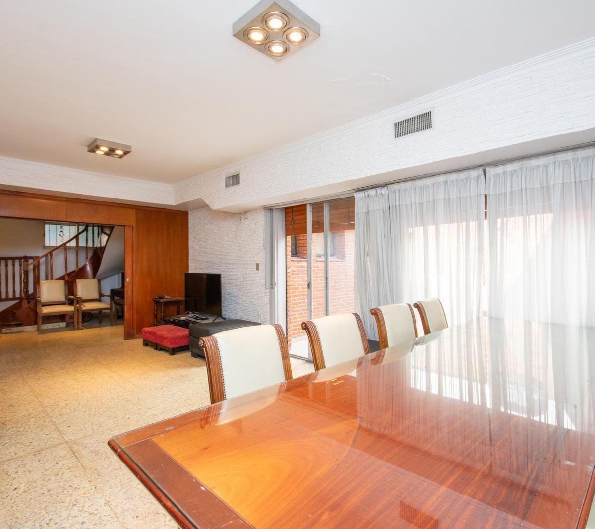 Imponente Casa en Esquina Sobre Lote Propio 3