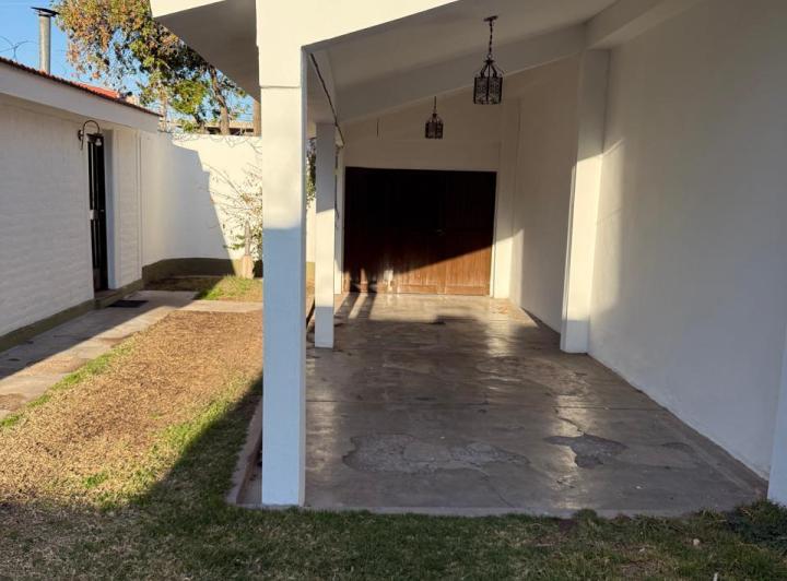 CASA ESQUINA DUEÑO ALQUILA 4