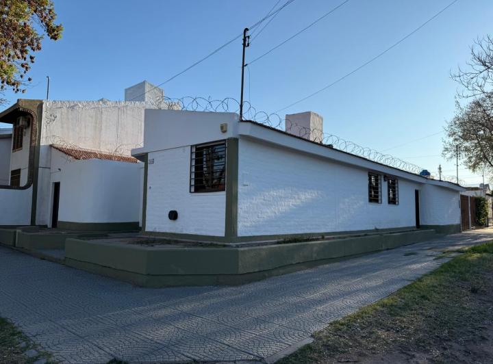 CASA ESQUINA DUEÑO ALQUILA 1