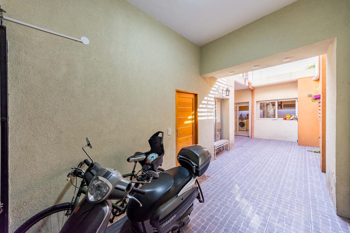 Venta/ Permuta. Rodriguez Al 1500. Casa 2/3 Dorm.. Patio. Cochera 3
