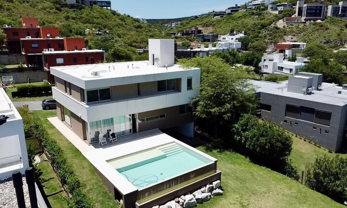 Exclusiva Casa Moderna en La Cuesta – 400 m² en Lote Plano con Pileta Volada 3