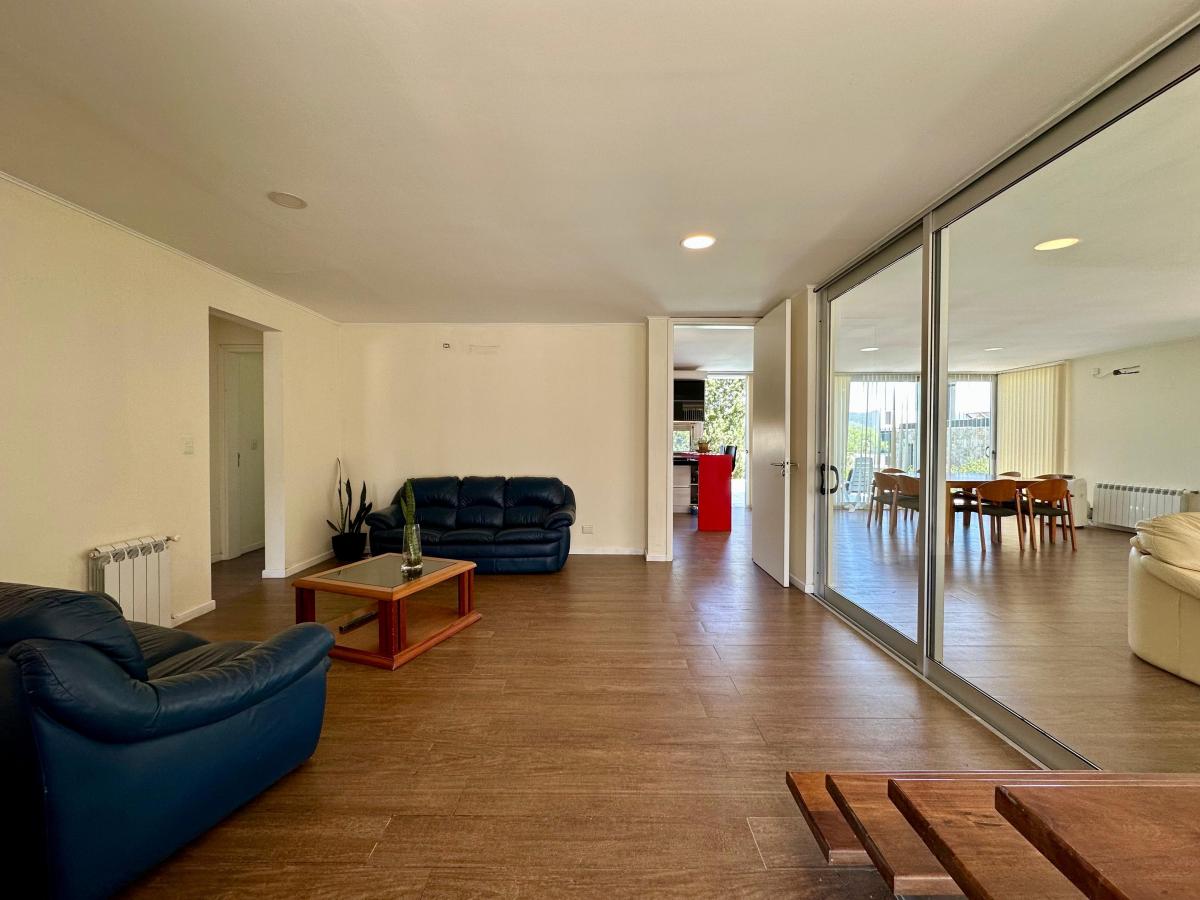 Exclusiva Casa Moderna en La Cuesta – 400 m² en Lote Plano con Pileta Volada 2
