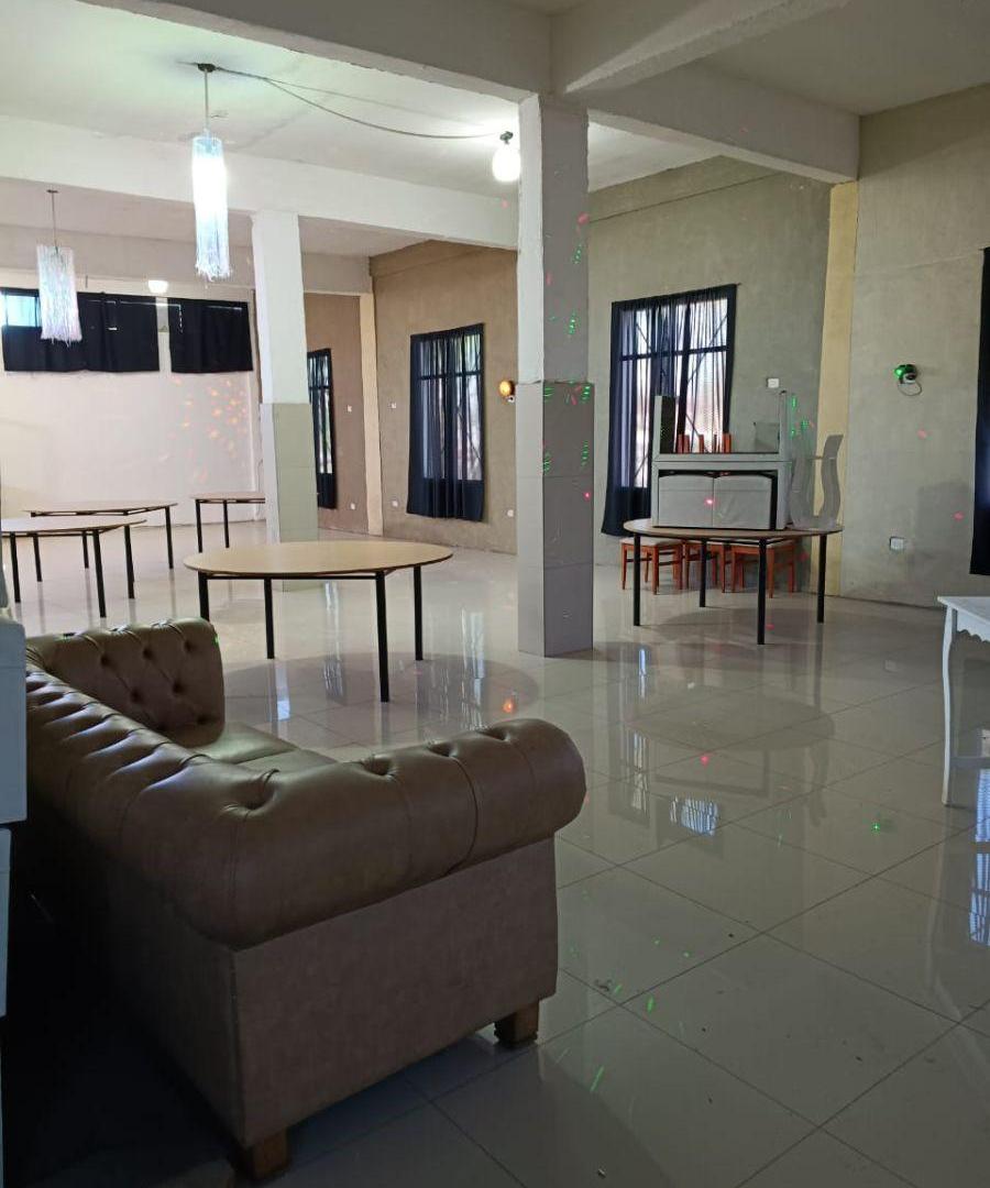 Foto de Salon De 180m2 Ubicado En Isidro Casanova, Partido De La Matanza., imagen 2