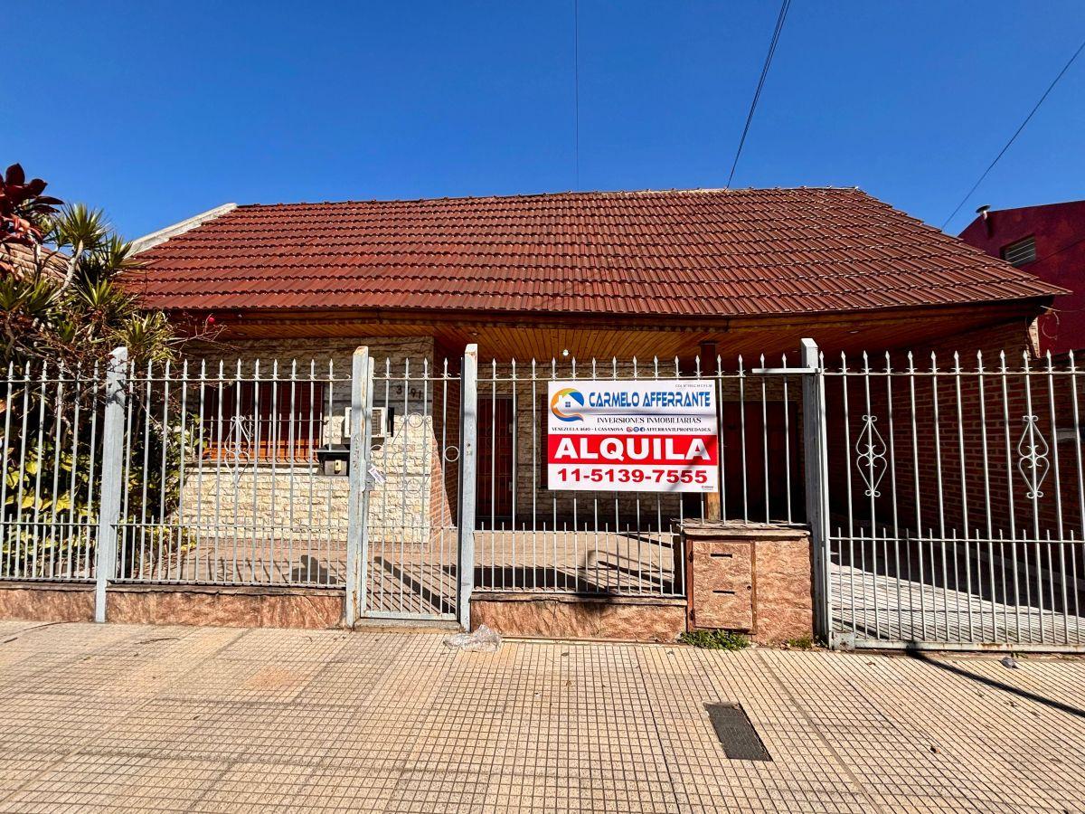 Foto de Casa de 3 ambientes con Garaje y patio ubicada en San Justo, Partido de, imagen 4