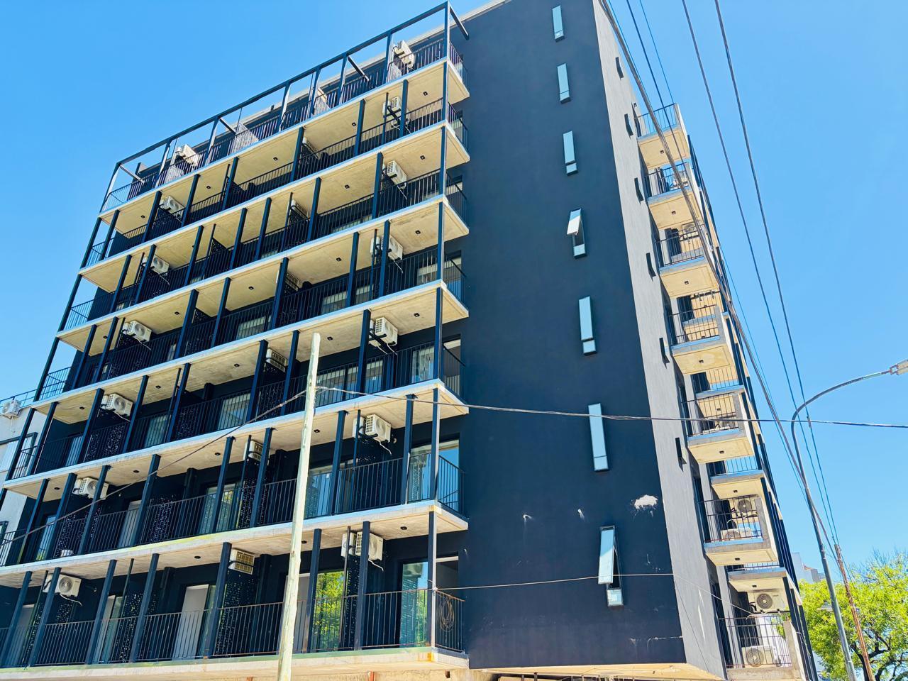 Monoambiente a estrenar con balcón al frente – Diseño moderno – Edificio con SUM y parrilla