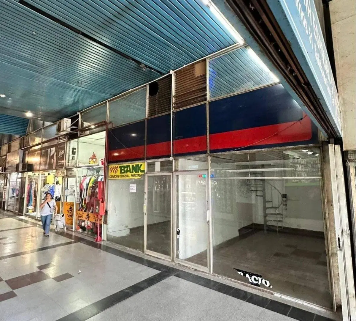 Alquiler local comercial en galería Espacial 3