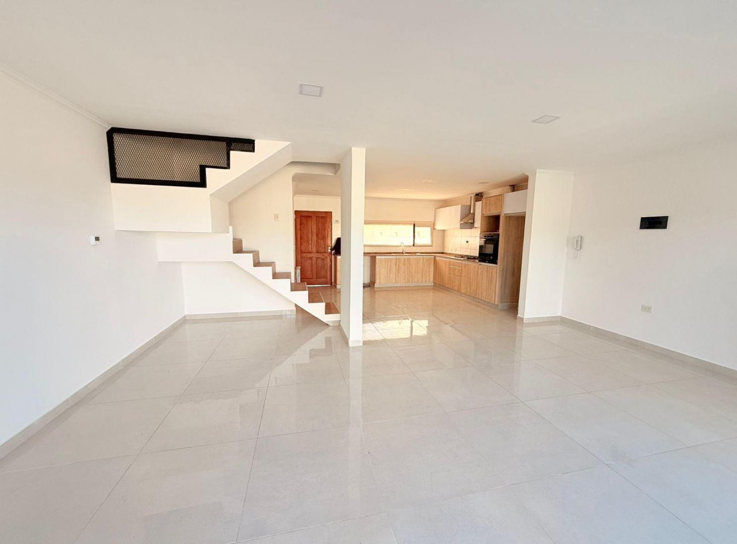 VENTA DUPLEX 3 DORM. CON PILETA, B° TIERRA MANSA, CENTENARIO