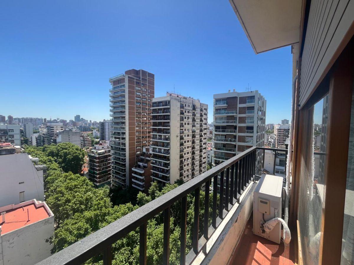 Departamento de 90 m² con 3 dormitorios y dependencia en venta en Belgrano R