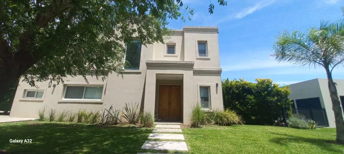 Casa de 250 m2 con 3 habitaciones en venta en Ayres Plaza 2