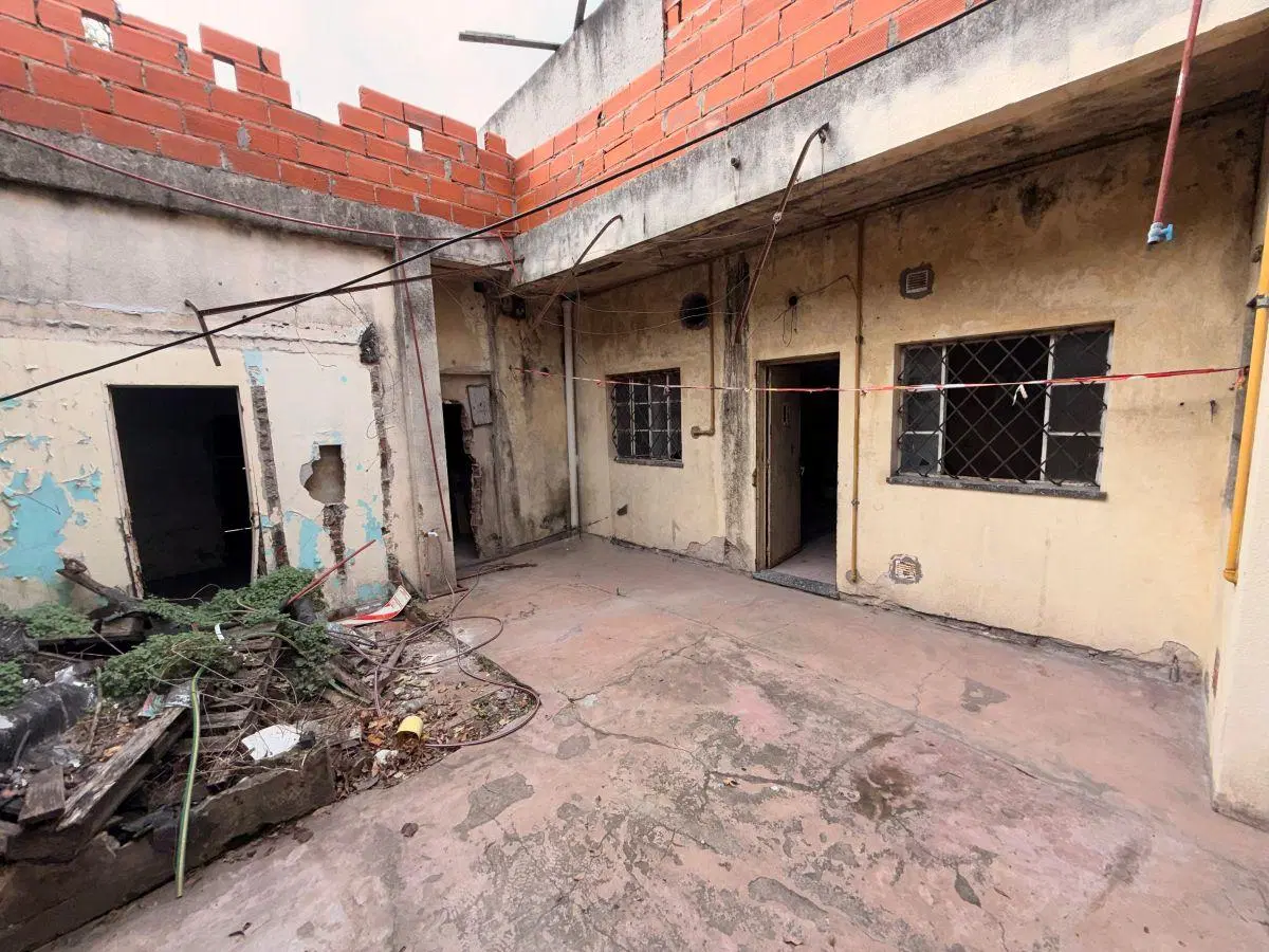 Casa con dos locales a refaccionar en San Martín 1