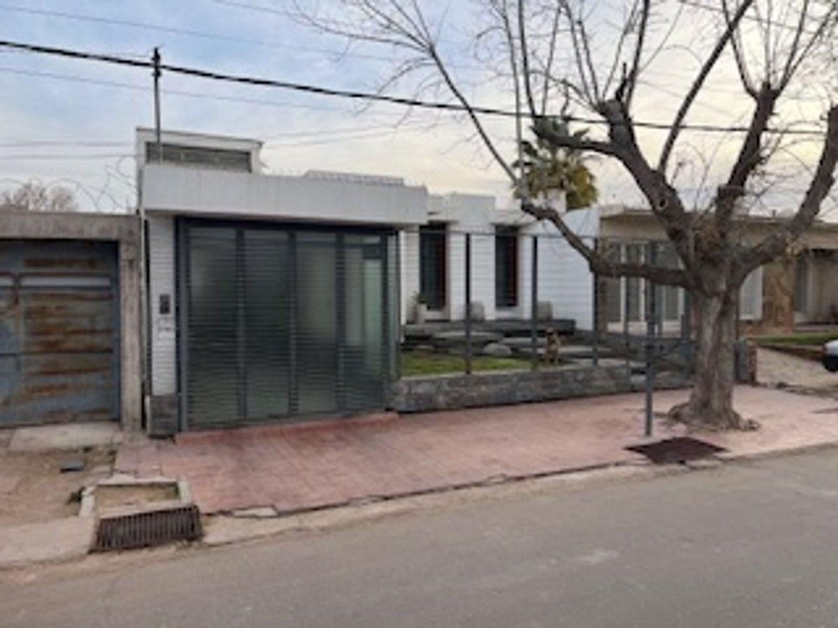 Encantadora y Práctica Casa 1er Etapa Barrio Santa 5