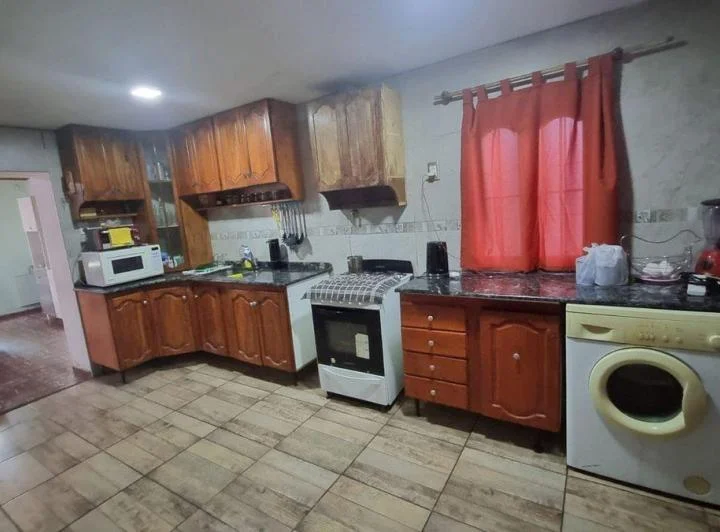 SE VENDE CASA ESQUINA EN MAIPU 4