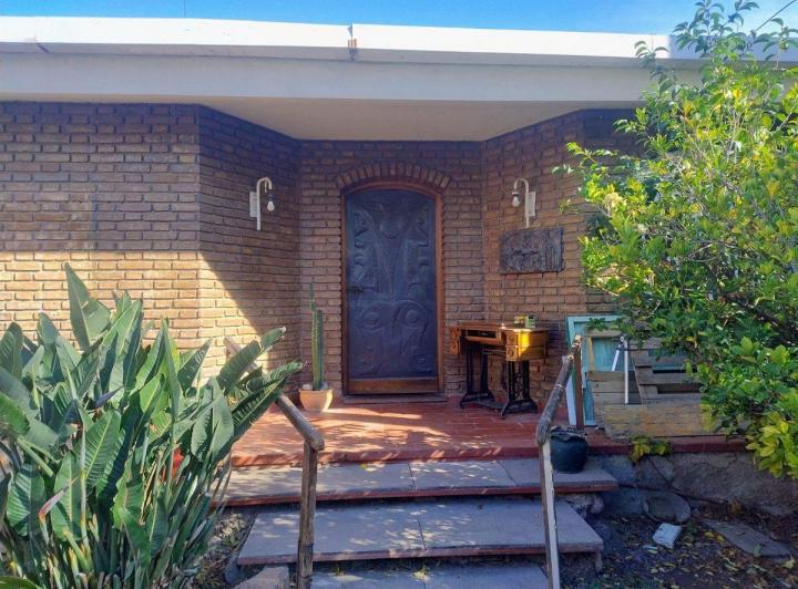 Se vende casa amplia con excelente ubicación 2