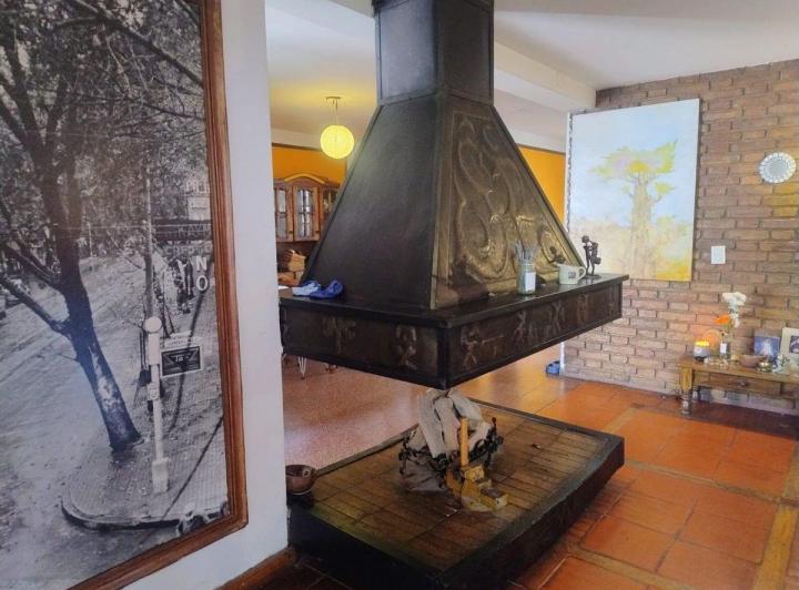 Se vende casa amplia con excelente ubicación 3