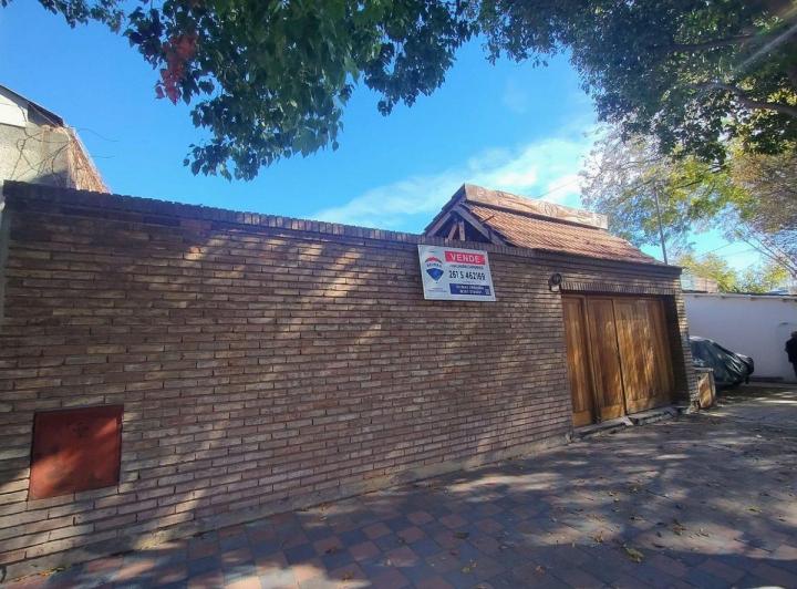 Se vende casa amplia con excelente ubicación 1