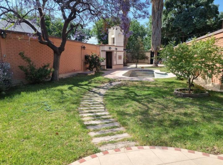 HERMOSA CASA DE CATEGORIA EN CIUDAD 2