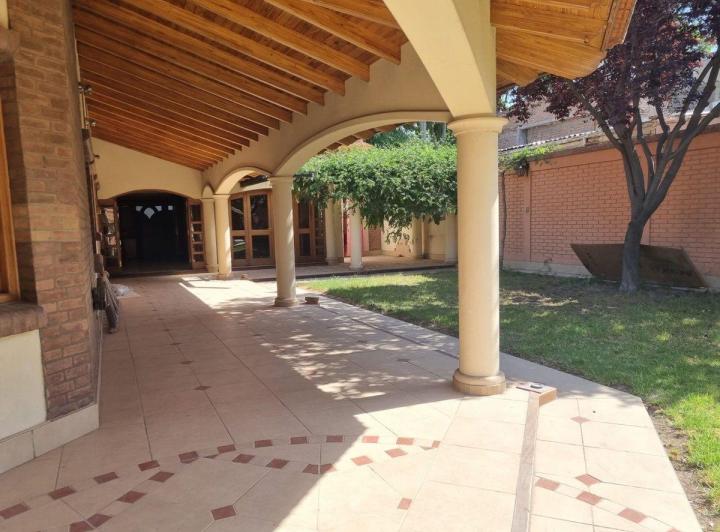 HERMOSA CASA DE CATEGORIA EN CIUDAD 1
