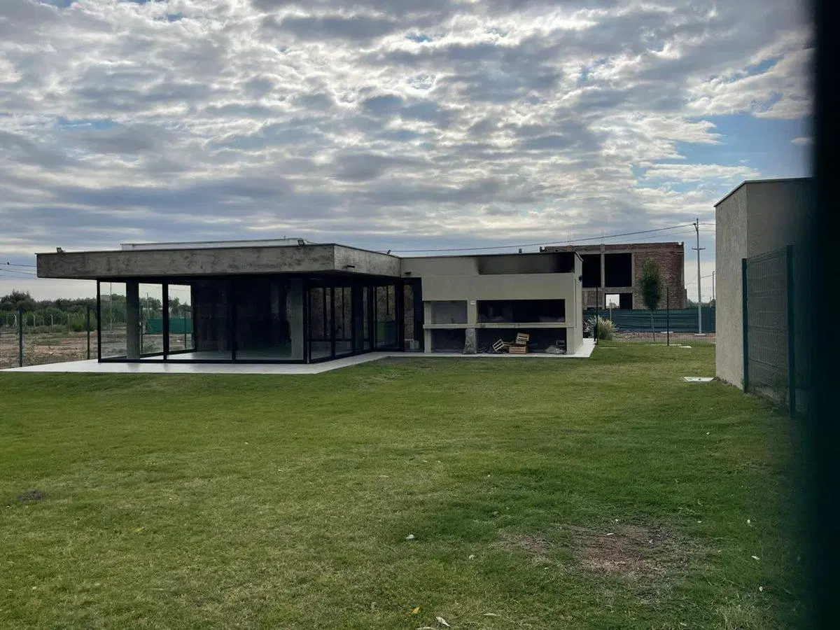 REMAX VENDE INMEJORABLE LOTE EN BARRIO MILCAYAC 2 5