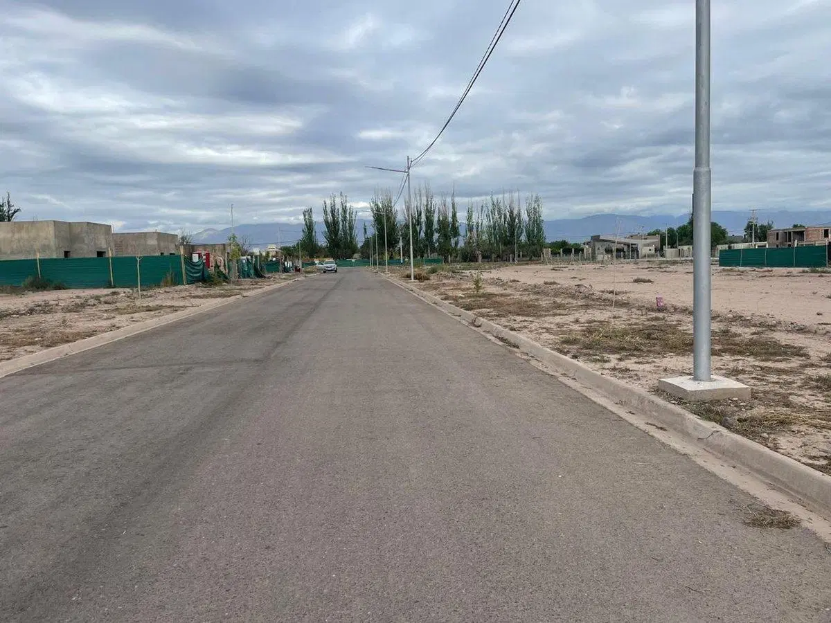 REMAX VENDE INMEJORABLE LOTE EN BARRIO MILCAYAC 2 3