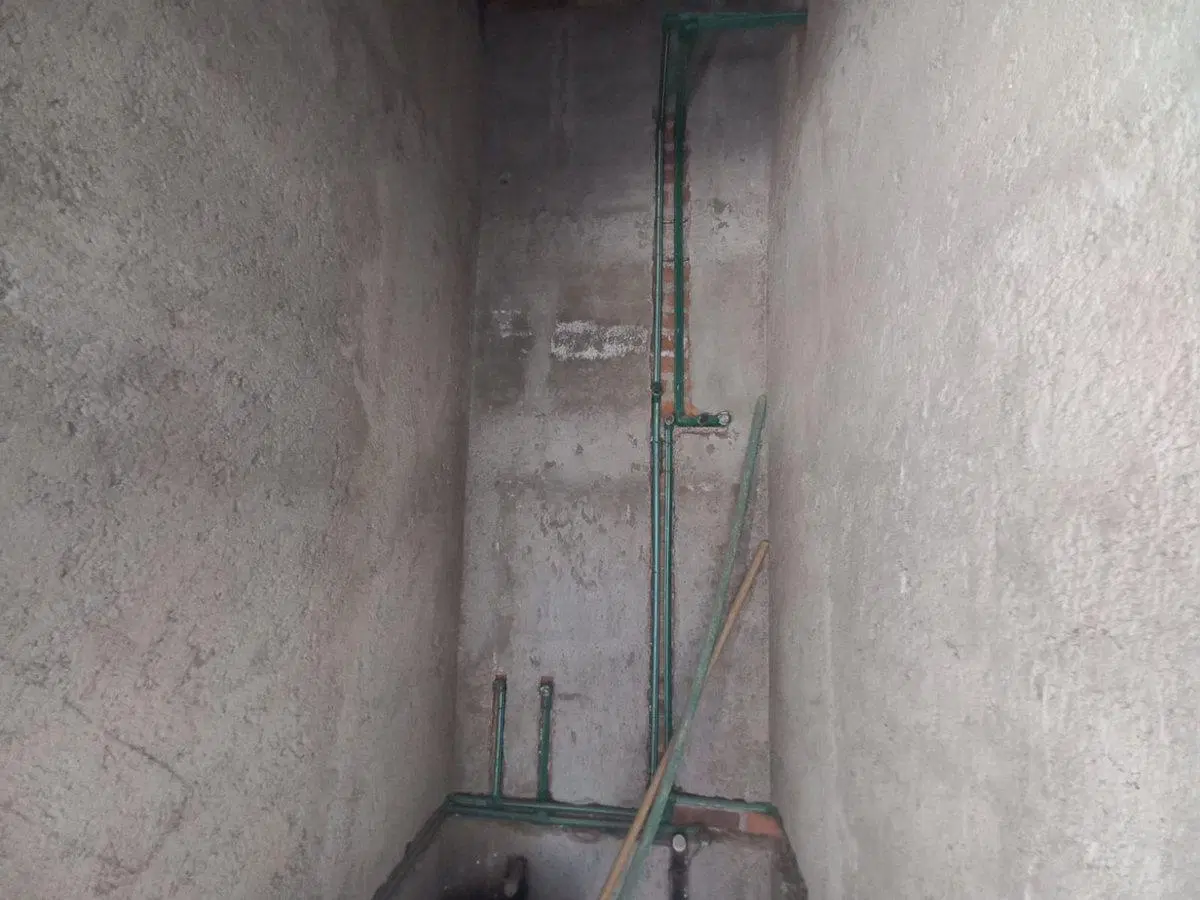 REMAX  VENDE TERRENO CON PROPIEDAD EN OBRA GRUESA 8