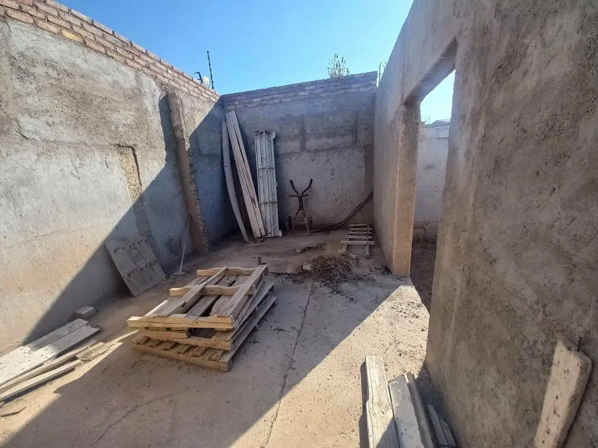 REMAX  VENDE TERRENO CON PROPIEDAD EN OBRA GRUESA 3
