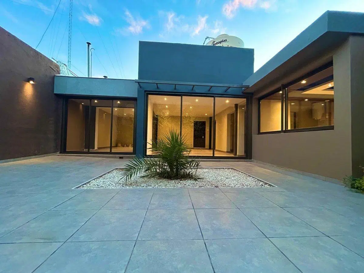 CASA  REFACCIONADA, 4 DORMITORIOS, 3 BAÑOS, GLLÉN 4