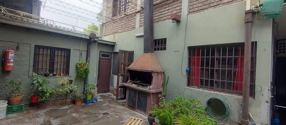 VENDO CASA CON GALPON TALLER. GODOY CRUZ 5