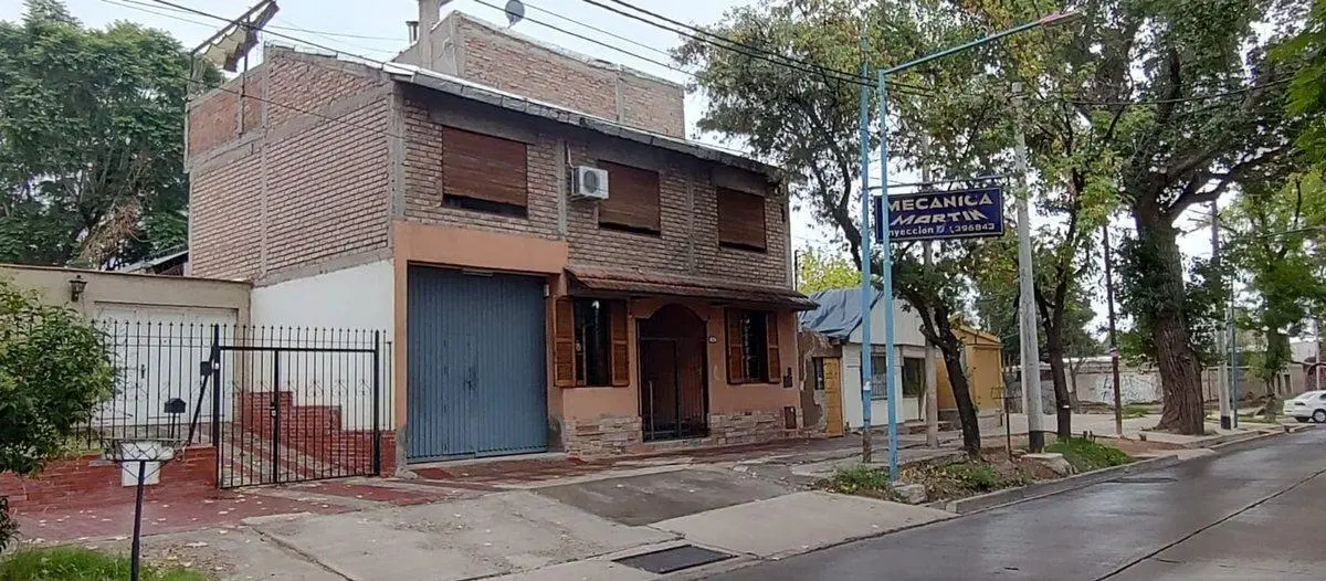 VENDO CASA CON GALPON TALLER. GODOY CRUZ 8
