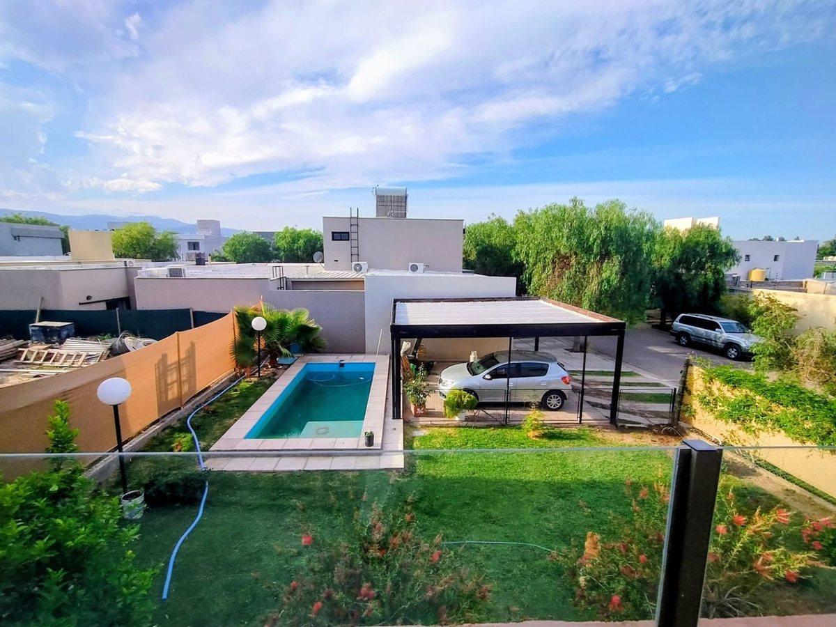 VENTA: CASA AMPLIA CON PISCINA , EN B° LAS PIRCAS