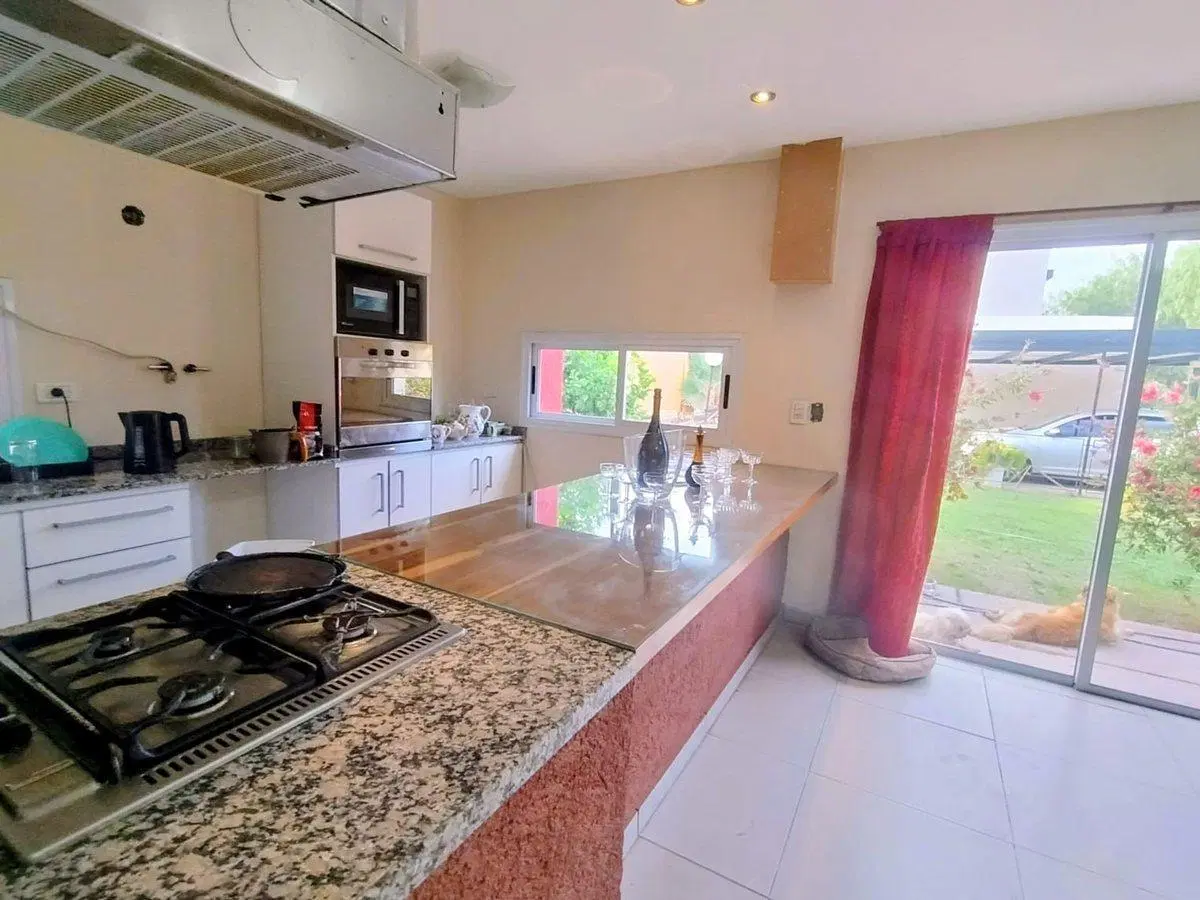 VENTA: CASA AMPLIA CON PISCINA , EN B° LAS PIRCAS 2