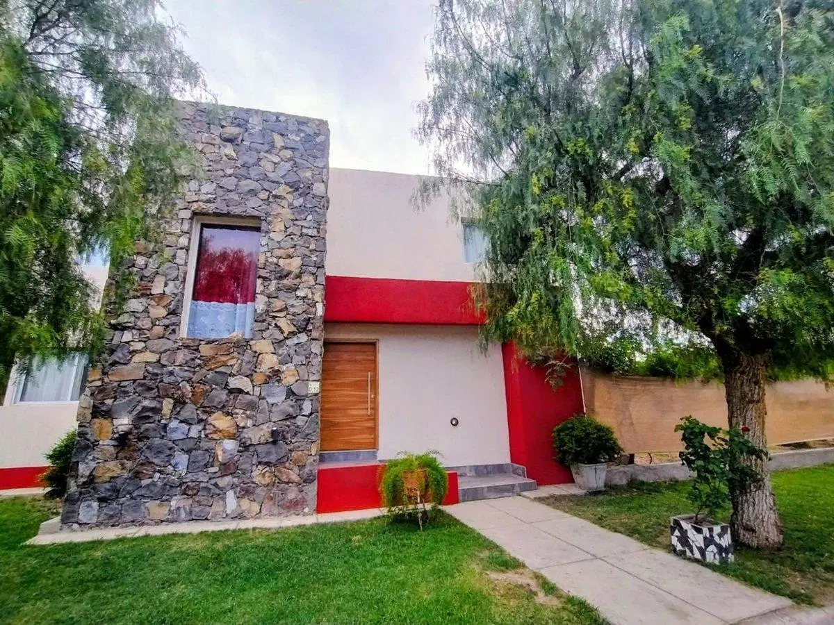 VENTA: CASA AMPLIA CON PISCINA , EN B° LAS PIRCAS 5