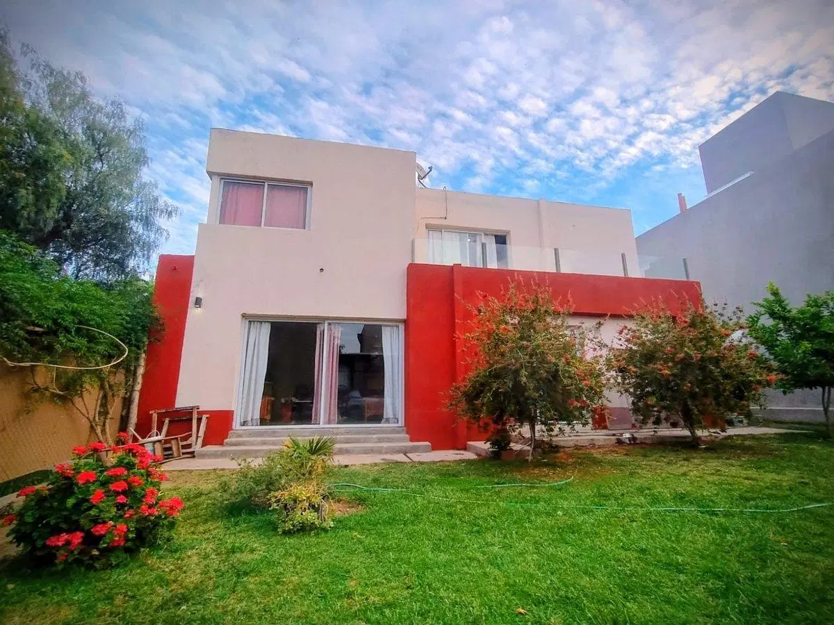 VENTA: CASA AMPLIA CON PISCINA , EN B° LAS PIRCAS 3