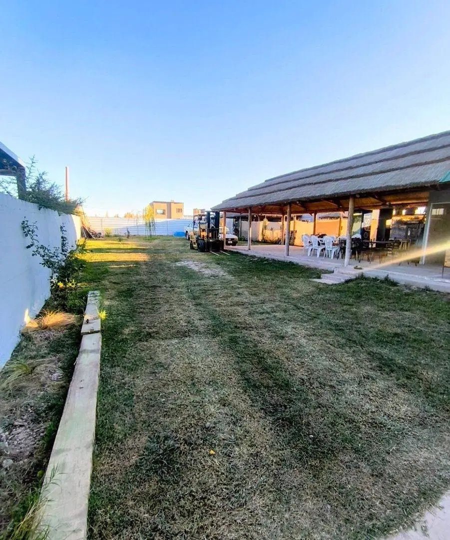 LOTE CON QUINCHO Y BAÑOS, B MARQUÉS DE RUSSELL. 2